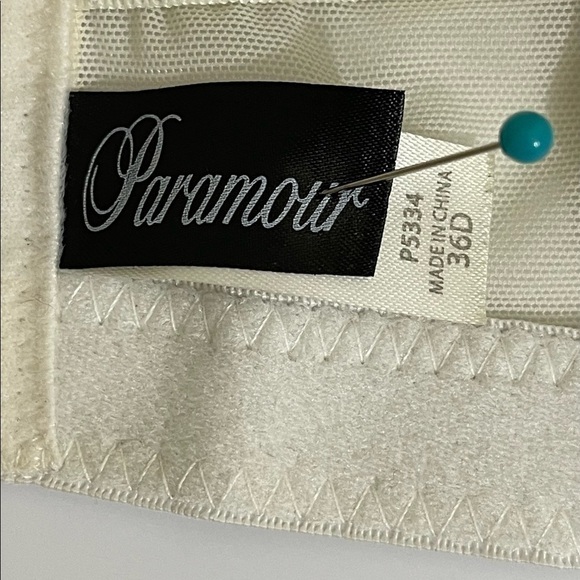 Paramour Sz 36D bra cream with a plum lace and plum satiny adjustable straps - Picture 7 of 8